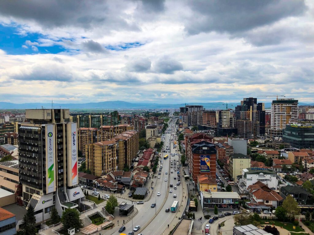kosovo-prishtina-city-viewpoint-cathedral-mutter-teresa-mother-tower-turm-ausblick-panoramic-full-street-center-capital-boulevard-hauptstadt-zentrum-backpacking-balkan-scaled